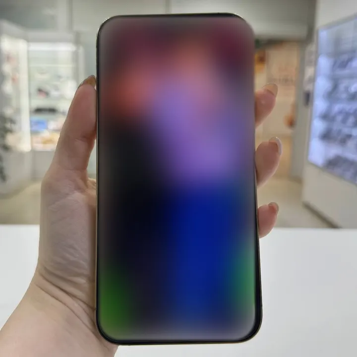 iPhone 12 Pro Max после замены дисплея, личная заставка скрыта
