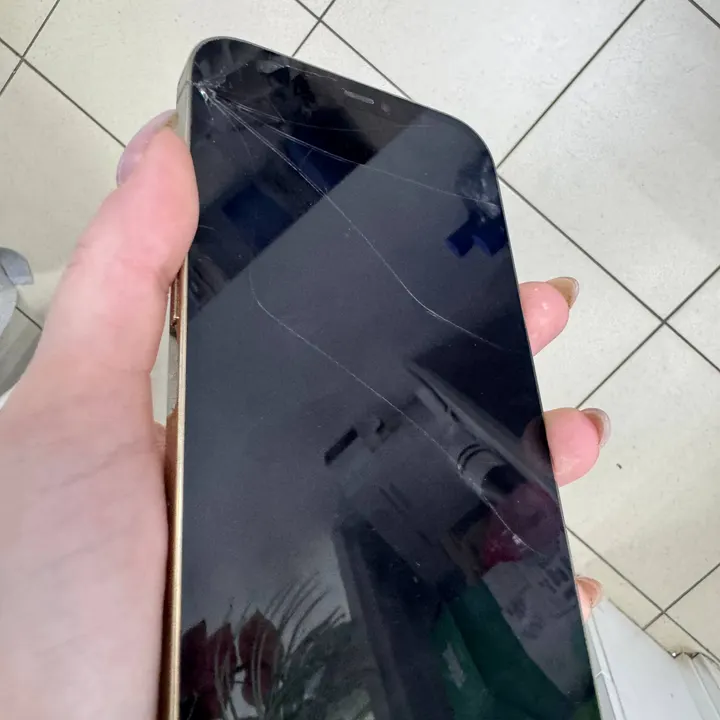 iPhone 12 Pro Max с разбитым экраном: трещины от верхнего угла