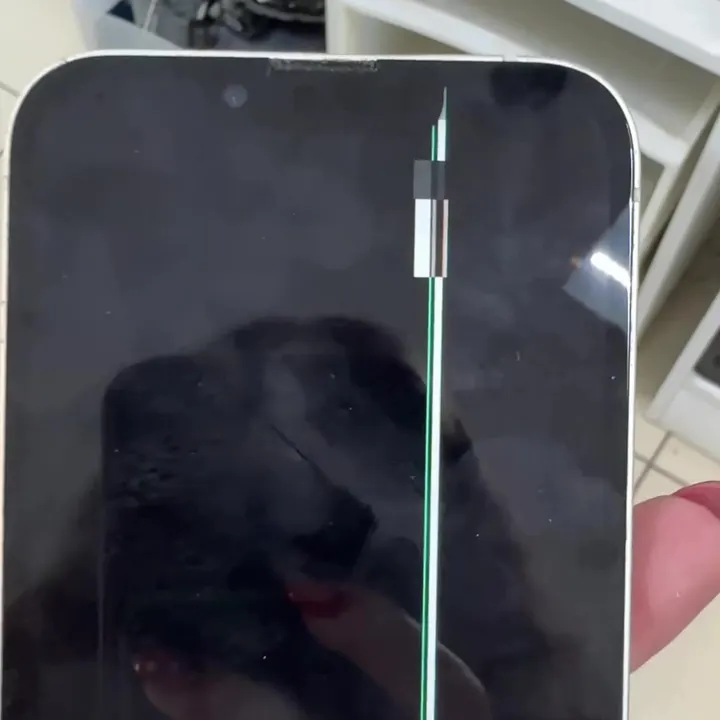 iPhone 13 с разбитым дисплеем: изображения нет, по экрану идёт полоса