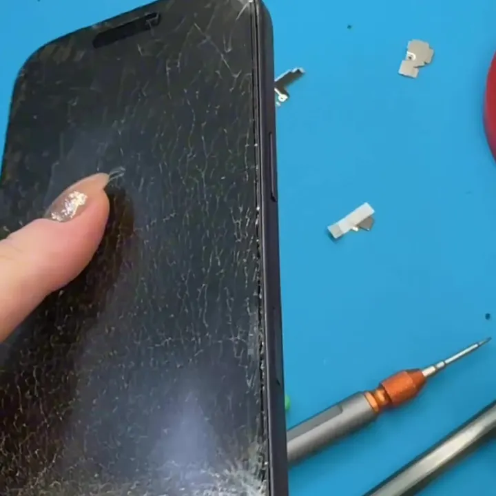 iPhone 17 Pro после падения: экран разбит по всей площади