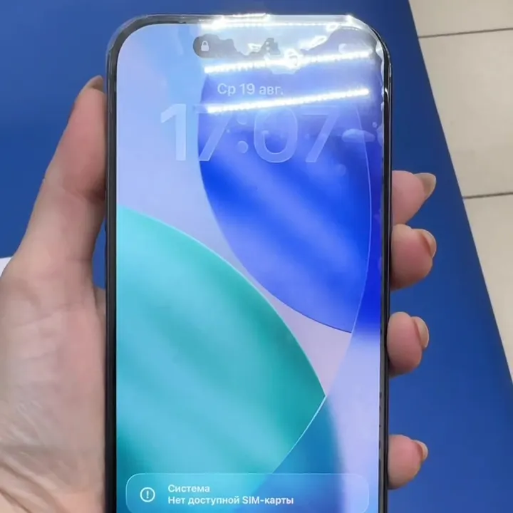 iPhone 17 Pro после замены экрана: дисплей включён